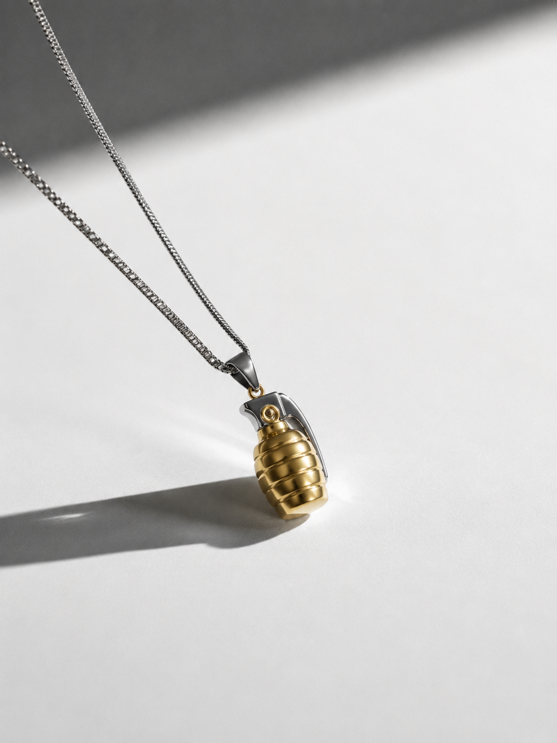 Grenade Erkek Çelik Kolye - Renkli Figür Detaylı Tasarım